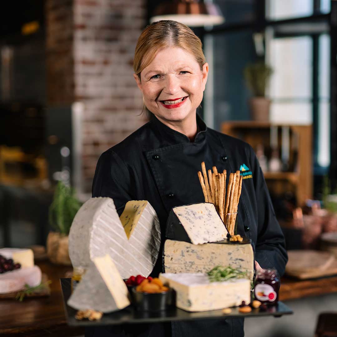 Käseturm auf Holzbrett