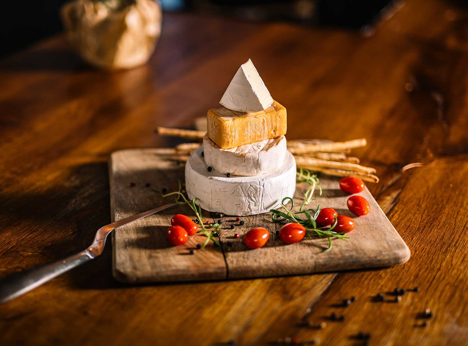 Käseturm auf Holzbrett