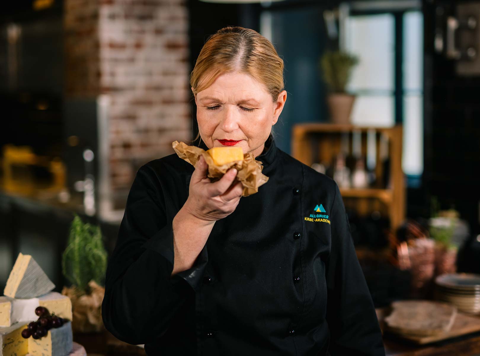 Käseturm auf Holzbrett